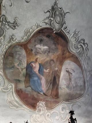 Im Deckengemälde werden biblische Szenen kunstvoll dargestellt.