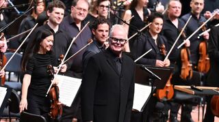 Bei mehreren Konzerten mit den Bochumer Symphonikern griff Herbert Grönemeyer als Dirigent zum Taktstock. Nun steht er in Dortmund und Berlin wieder als Sänger im Mittelpunkt - aber auch mit Orchesterbegleitung (Archivbild)