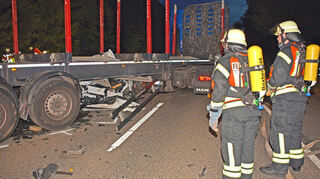 Ein Auto geriet unter einen leeren Holztransporter, der gerade am Autobahnzubringer an einem abzweigenden Feldweg in der Dunkelheit rangierte und dabei die Straße blockierte.