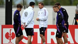 Nagelsmann gibt Kimmich letzte Instruktionen vor dem Trainingsstart.