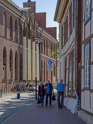 Das Rathaus von Parchim ist ein gotischer Backsteinbau mit vier runde Halbsäulen.
