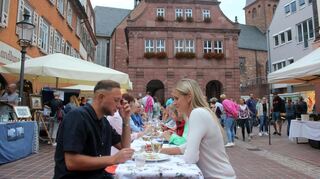 Mit Aktionen macht die Aktivgemeinschaft regelmäßig auf den Einzelhandel in der Innenstadt aufmerksam. Das Bild entstand bei der Aktivnacht 2022. auf dem Buchener Marktplatz.