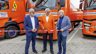 Dirk Güsewell (EnBW-Vorstand für Systemkritische Infrastruktur), Geschäftsführer Roland Rüdinger und der baden-württembergische Verkehrsminister Winfried Hermann (von links) eröffnen den neuen E-Truck-Ladepark.