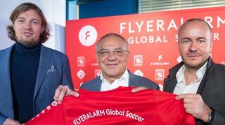 Das waren noch Zeiten: Felix Magath (Mitte) 2020 in Würzburg bei seiner Vorstellung als Vorstandsvorsitzender von Flyeralarm Global Soccer. Rechts neben ihm ist Thorsten Fischer, Geschäftsführer der Onlinedruckerei Flyeralarm, zu sehen, links Daniel Sauer, der damalige Vorstandsvorsitzende der FC Würzburger Kickers AG.