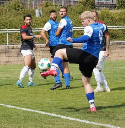 Aufsteiger Kickers DHK Wertheim (blaues Trikot) ist immer noch ohne Punktgewinn. Und jetzt kommt ausgerechnet der Überraschungs-Tabellenführer.