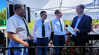 Bürgermeister Dr. Lukas Braun (rechts) überreichte im Beisein von Ortsvorsteher Peter Renner (links) einen städtischen Jubiläumszuschuss an die beiden SV-Vorsitzenden David Nickel (Zweiter von rechts) und Johannes Dörr.