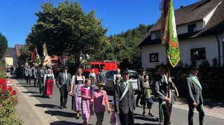 Nach einem Gottesdienst folgte ein Umzug von der Kirche zum Festplatz am Schützenhaus.