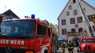 Bei Schauübungen wie hier am „Tag der Sicherheit“ im Juli 2010 zeigte die Feuerwehr ihr Können bei einem Brandeinsatz auf dem Marktplatz, wobei nochmals die alte Drehleiter zum Einsatz kam.
