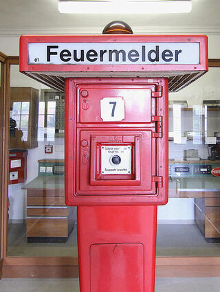 Feuermelder, wie dieser hier im Feuerwehrmuseum Waldmannshofen, gab es im 19. und 20. Jahrhundert vor allem in größeren Gemeinden (Scheibe einschlagen, Knopf drücken und Feuerwehr erwarten). Mit dem Aufkommen von Telefonzellen, mehr privaten Telefonen und Handys verschwanden sie aus der Öffentlichkeit.