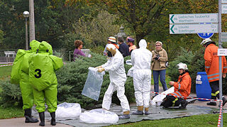 Beim Milzbrand-Alarm am Schlosspark im Oktober 2001 war auch die Feuerwehr in grünen Chemikalien-Vollschutzanzügen im Einsatz.