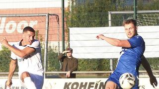 Mit diesem Schuss brachte Inas Music (links) den FSV Hollenbach in Führung.