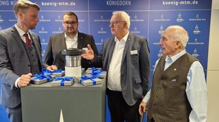 Die Auslieferung des 100.000. Königdorn im April 2024 war ein Markstein in der fast 75-jährigen Unternehmensgeschichte. Das Bild zeigt (von links) Oberbürgermeister Markus Herrera-Torrez, Maximilian, Horst und Manfred König.