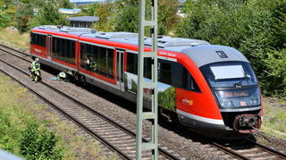 Kurz vor der Einfahrt in den Bahnhof Lauda, von Königshofen kommend, ereignete sich am Donnerstag zur Mittagszeit ein Zugunglück, bei dem ein Mann verletzt wurde. Er kam mit dem Rettungshubschrauber ins Krankenhaus.