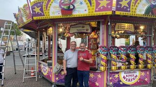 Es läuft alles nach Plan auf dem Schützenmarkt für Marktmeister Frank Helm (rechts). Auch Schausteller Thorsten Goldbach freut sich auf das Fest.