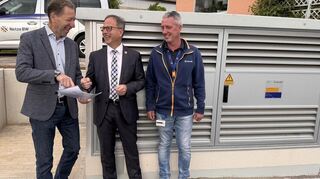 Freuen sich über die Investition (von links) Bernhard Ries, Regionalmanager bei der Netze BW, Bürgermeister Joachim Döffinger und Adam Piepke, Netze-BW-Baukoordinator.