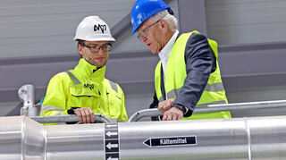 Baden-Württembergs Ministerpräsident Winfried Kretschmann lässt sich im Grosskraftwerk Mannheim (GKM) von Projektleiter Felix Hack die Funktion der Flusswärmepumpe erklären.