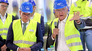 MVV-Chef Gabriël Clemens (links) mit Baden-Württembergs Ministerpräsident Winfried Kretschmann im Grosskraftwerk Mannheim (GKM).