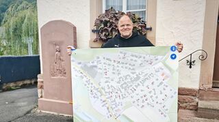 Damit sich alle Besucher auf dem ersten Niklashäuder Dorfflohmarkt gut zurechtfinden, wurden große Lagepläne angefertigt, hier präsentiert von Ortsvorsteher und Organisator Tino Holzhauer.