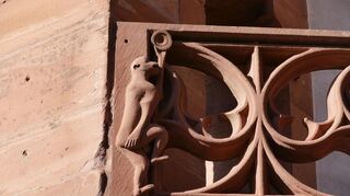 Der Wertheimer Affe an der Kilianskapelle ist ein Zeichen für die Eitelkeit.