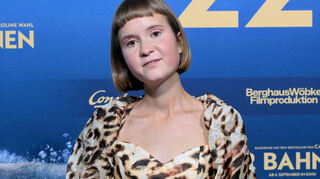 Die Autorin Caroline Wahl steht bei der Weltpremiere von „22 Bahnen“, der Verfilmung ihres ersten Romans, auf dem passenderweise „Blauen Teppich“.