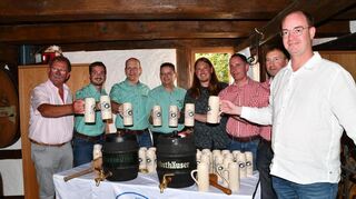 Festbierprobe zum Auftakt der Königshöfer Messe mit (von links) Festwirt Hans-Peter Küffner, Moritz Bauer, Thomas Landwehr, Kurt Walz von der Distelhäuser Brauerei, Marktmeister Jan Raddatz, Christian Wunderlich und Braumeister Markus Lutz von der Herbsthäuser Brauerei sowie Bürgermeister Dr. Lukas Braun.