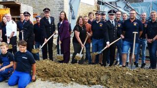 Mit dem ersten Spatenstich begannen die Arbeiten für den Bau des neuen Gerätehauses der Freiwilligen Feuerwehr, Abteilung Uiffingen.