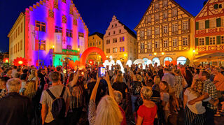 Ein Fest für Nachtschwärmer: Mit den großen „AirLight“-Skulpturen verwandelt sich die Bad Mergentheimer Innenstadt zum Nachtbummel wieder in ein stimmungsvolles Lichtermeer.
