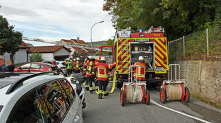 Ein Rauchmelder löste aus und rief den Nachbarn auf den Plan. Er alarmierte die Feuerwehr.