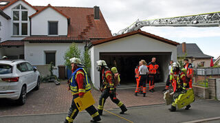 Mit zahlreichen Einsatzkräften rückte die Freiwillige Feuerwehr an; der DRK-Rettungsdienst ebenso.
