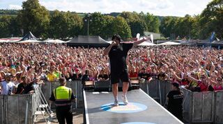 Ikke Hüftgold bei seinem Auftritt – Der Partyschlagerstar sorgte mit bekannten Hits für Feierlaune auf der Festivalbühne.