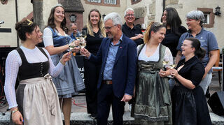 Ganz im Sinne des Rebensafts wurde "Wein am Schloss" von Weinhoheiten, dem stellvertretenden Bürgermeister Kuno Zwerger und der Organisatorin Claudia Wölpper-Murphy eröffnet.