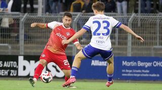 Dominik Meisel (links) und den Würzburger Kickers gelang am Freitagabend in Aschaffenburg ein 1:0-Arbeitssieg.