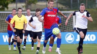 Die umstrittene Rote Karte gegen Jonas Limbach (am Ball) sorgte für Frust beim FSV Hollenbach.