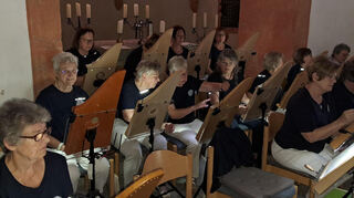 Die Veeh-Harfengruppe Bad Mergentheim bei ihrem Konzert in der Sigismund-Kapelle Oberwittighausen.