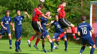 Obenauf war der FC Grünsfeld (in Rot) im Landesliga-Duell gegen den SV Neunkirchen. Die Gerberich-Elf gewann mit 4:2.
