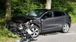 Hoher Blechschaden und eine Verletzte sind die Bilanz eines Verkehrsunfalls, der sich am Sonntagnachmittag auf dem Ortsverbindungsweg zwischen Vilchband und dem bayerischen Bütthard ereignete.