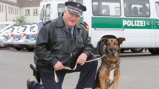 Schauspieler Horst Krause im Einsatz mit Hund.