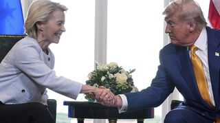 US-Präsident Donald Trump schüttelt der Präsidentin der Europäischen Kommission Ursula von der Leyen die Hand. Der Zolldeal zwischen USA und EU stößt bei den Maschinenbauunternehmen auf grüße Skepsis.