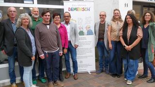 Vertreter von der Stadt, der Aktivgemeinschaft und des Arbeitskreises „Demenz“ von Stadt und Landkreis eröffneten die Ausstellung „Heiter-ernstes Schaufensterln“.