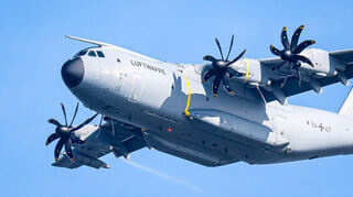 Ein A400M der Luftwaffe fliegt bei der Ankunft der Fregatte "Baden-Württemberg" über den Hafen vom Marinestützpunkt Wilhelmshaven.