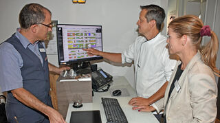 Das Thema Booking.com beschäftigt auch die Dehoga-Kreisstelle Main-Tauber. Das Bild zeigt den Vorsitzenden Frank Bundschu (links) mit seinem Stellvertreter Daniel Schaffers und seiner Frau Michaela an der Rezeption vor dem Buchungscomputer im Hotel "Das Schaffers" in Bad Mergentheim.