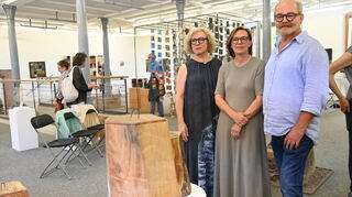 Gertrud Richter, Barbara Brenneis und Dieter Allig (von links) sind die Gruppe „Dreisam“. Ihre Ausstellung „Innehalten“ in der Neuen Galerie im Kloster Bronnbach lockte zu Vernissage viele Kunstinteressierte an.