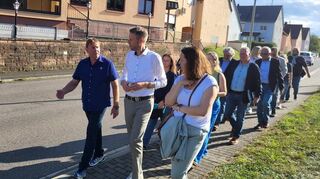 Beim Ortsrundgang tauschte sich die Verwaltungsspitze mit dem Stadtteilbeirat über aktuelle Themen in Vockenrot aus.