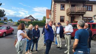 In der Sachsenhäuser Straße gibt es aus Sicht des Stadtteilbeirats Handlungsbedarf. Auf die neuralgischen Punkte wies Siegbert Flicker (Mitte), Vorsitzender des Stadtteilbeirats, beim Ortsrundgang hin.