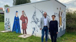 Vor dem Kunstprojekt auf der „alla hopp!“-Anlage in Buchen: Sofia Greff und Bürgermeister Roland Burger.