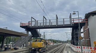 Die neue Fußgängerbrücke am Bahnhof Osterburken steht.