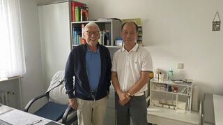 Dr. Karl Dobrick (links) aus Mudau hat es geschafft und einen Nachfolger gefunden. Seit Juli leitet Dr. Ngoc Khanh Huynh die Hausarztpraxis.