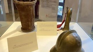 Ein alter Feuerwehrhelm und ein Feuereimer aus Leder werden im nächsten Teil der Ausstellung anlässlich des 975-Jahr-Jubiläums der Gemeinde Hardheim zu sehen sein.