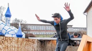 <p>Ab ins kühle Nass: Die Wasserwippe der DLRG mit dem klangvollen Namen "Charly's Wurfbude" erfreute sich beim Generationenfest großer Beliebtheit.</p>