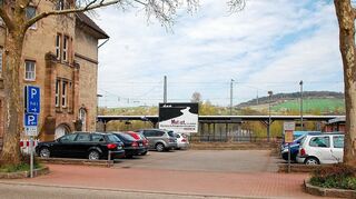 <p>Ab Mai nächsten Jahres wird am Bahnhof Lauda eine 70 Meter lange und fünf Meter breite Unterführung gebaut. Der "Einstieg" erfolgt auf dem jetzigen kleinen Parkplatz am Bahnhofskiosk. Außerdem werden die Bahnsteige modernisiert.</p>